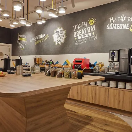 Hotel Hampton By Hilton Poznan 3*