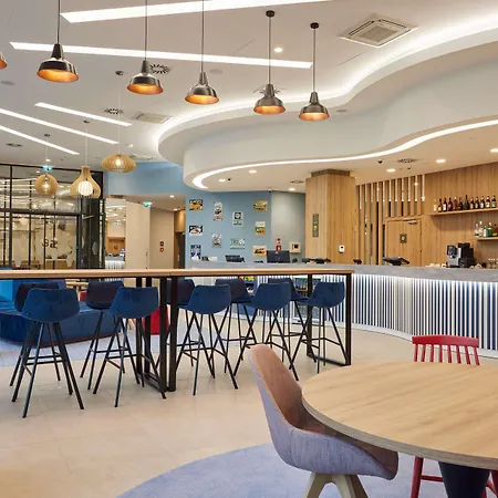 Отель Hampton By Hilton Poznan