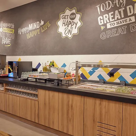 Отель Hampton By Hilton Poznan