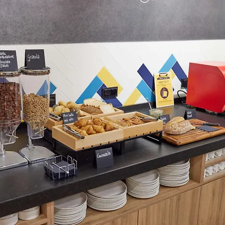 Отель Hampton By Hilton Poznan
