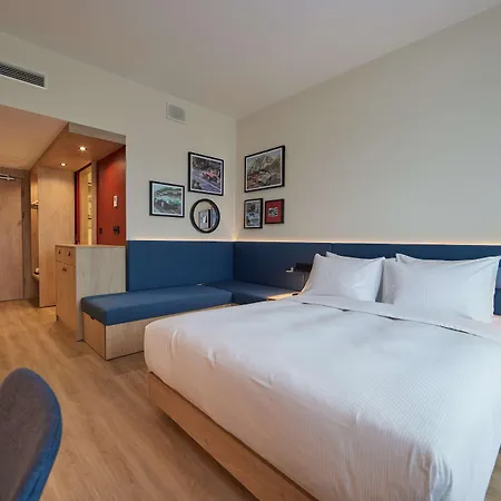 Отель Hampton By Hilton Poznan
