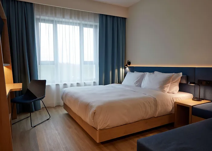 Hotel Hampton By Hilton Poznan 3*